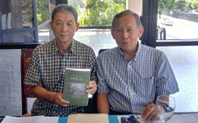 Pastor In Yeol Jeong (left) and Pastor Tong K. Park